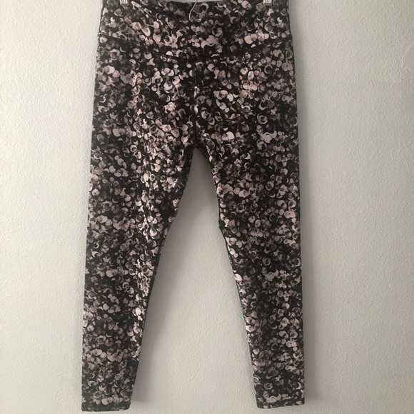 Fabletics mid-rise printed power hold leggings. - Picture 5 of 6